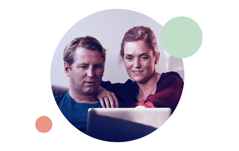 Ett par kollar på en surfplatta