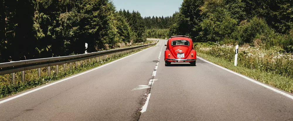 Bil kör på landsväg