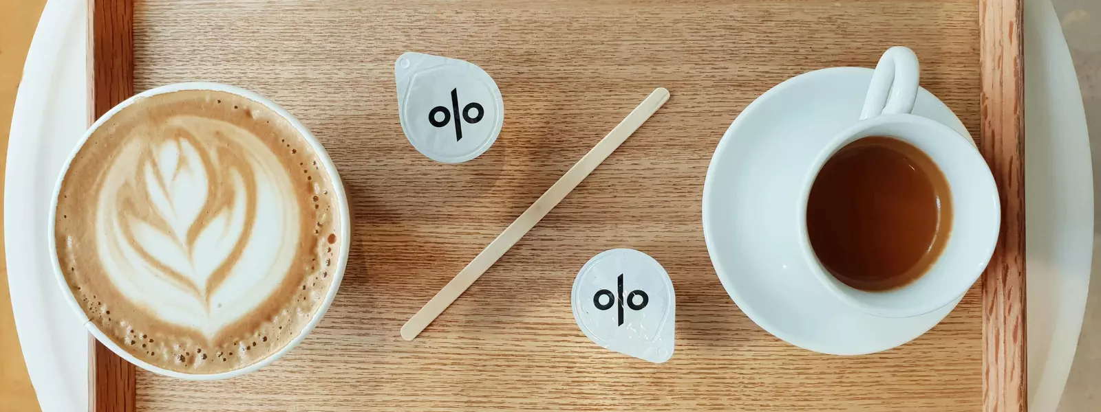 Bricka med två kaffemuggar