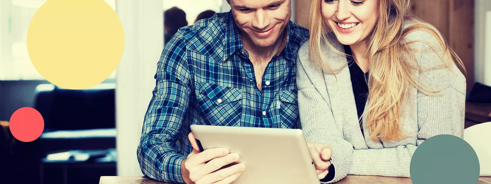 Par läser om Räntegarantin på laptopen