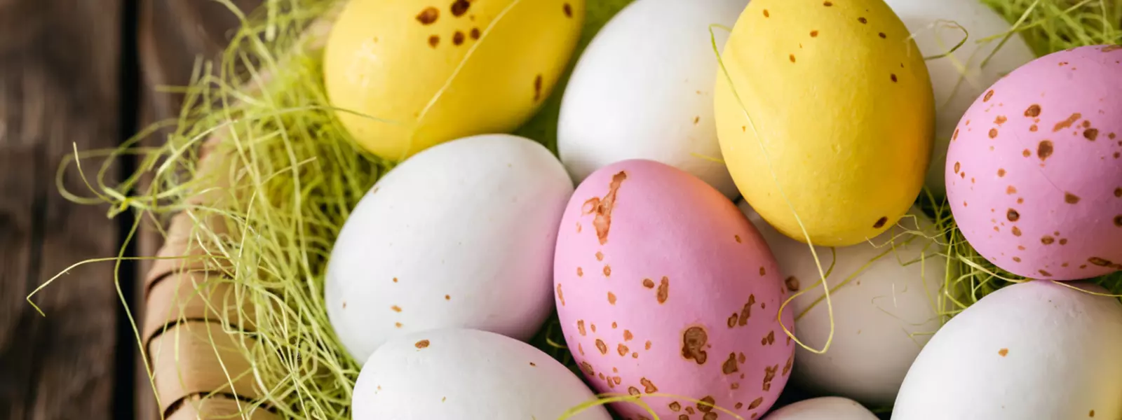 Färgade påskägg i en skål