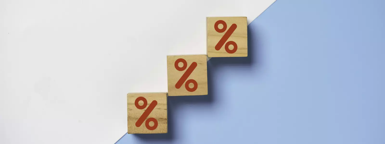 Tärningar med procenttecken mot en blå och vit bakgrund