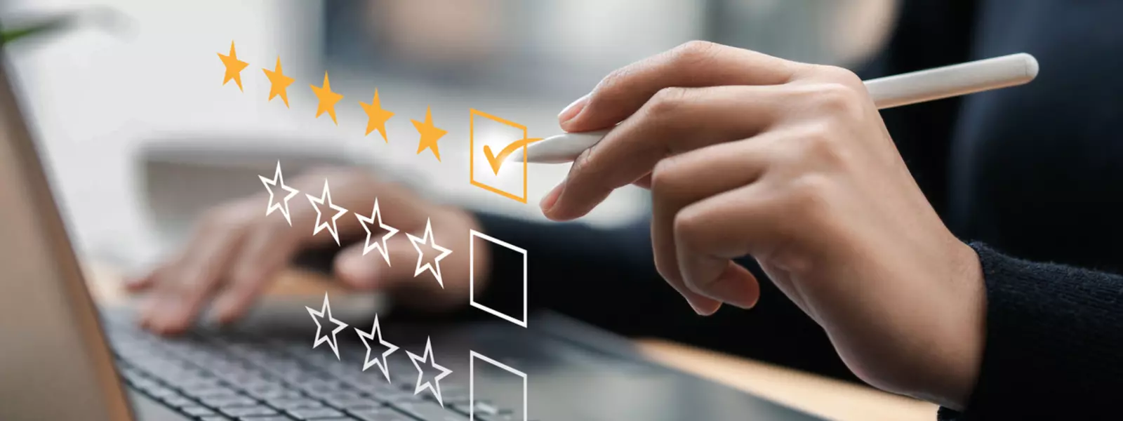 Person som ger 5-stjärnigt omdöme 
