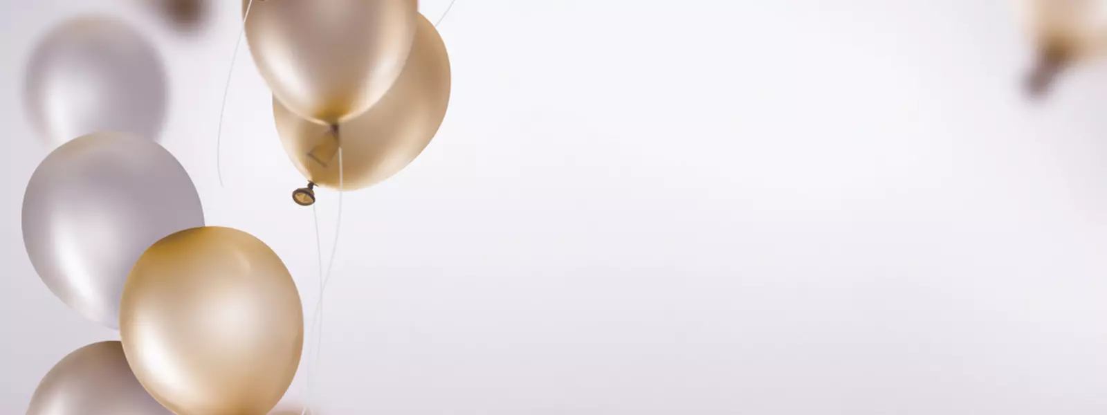 Silverballonger som flyger runt