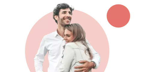 Glad man och kvinna kramar om varandra