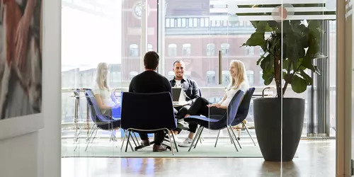 Personal sitter och pratar på Lån & Spar Banks kontor