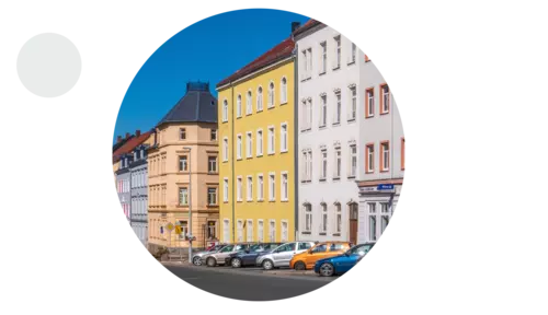 Gata med bostadsrättshus och bilar