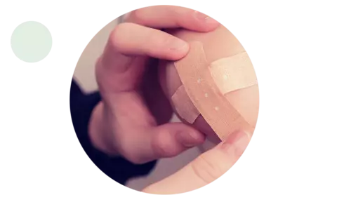 En hand plåstrar om ett knä