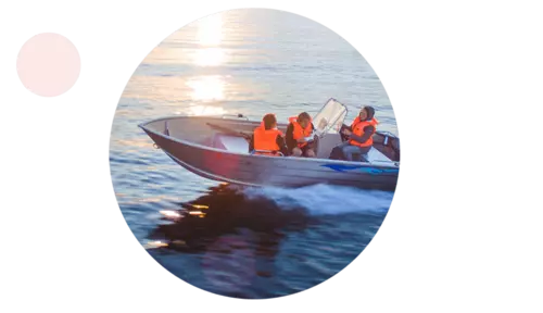 Båt med tre passagerare som kör på vatten