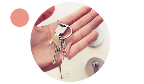 Hand som håller i nycklar till boendet