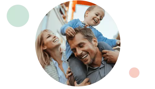 En familj är ute i sin trädgård