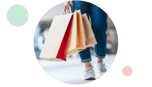 En person bär på påsar