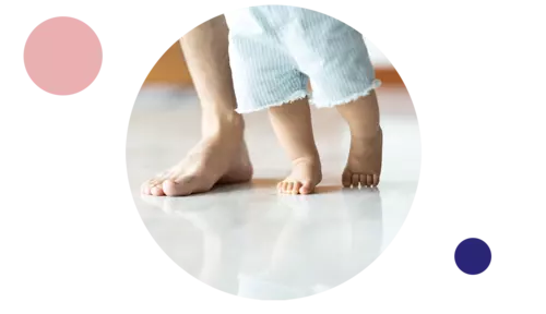 Barn och förälders fötter