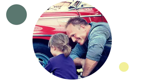 Far och dotter sitter vid sin bil