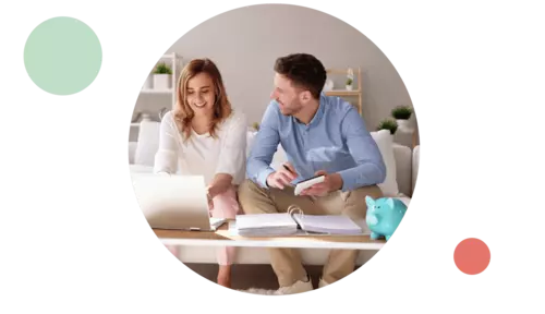 Ett par sitter framför datorn