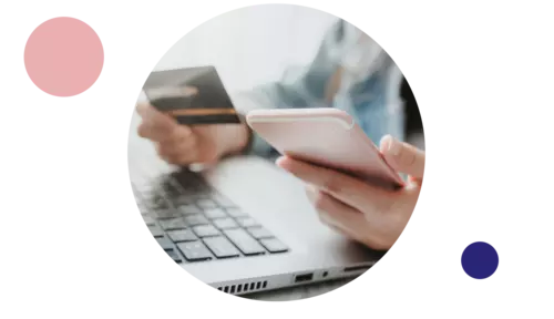 Person kollar på sitt kort, mobil och dator