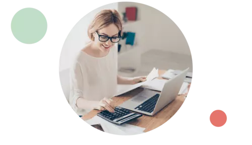 Kvinna räknar på sitt lån