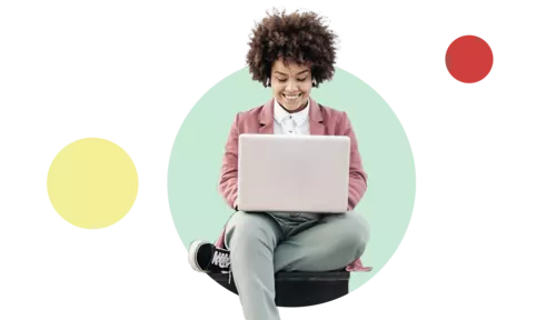 Kvinna sitter och kollar på sin laptop