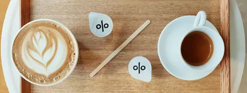 Bricka med två kaffemuggar