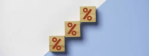 Tärningar med procenttecken mot en blå och vit bakgrund