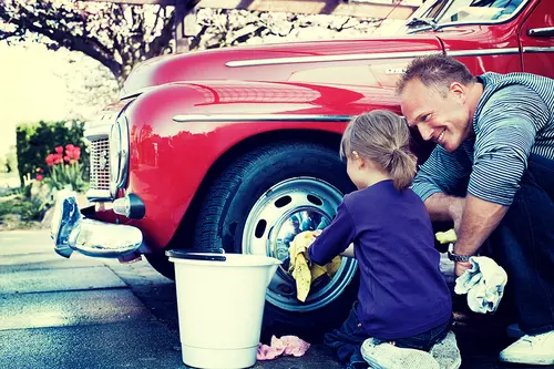 Två personer som tvättar en bil