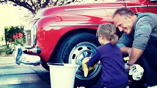 Två personer som tvättar en bil