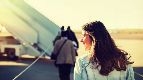 Glad kvinna ska resa på semester