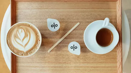 Bricka med två kaffemuggar