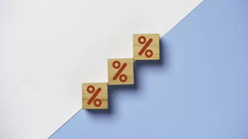 Tärningar med procenttecken mot en blå och vit bakgrund